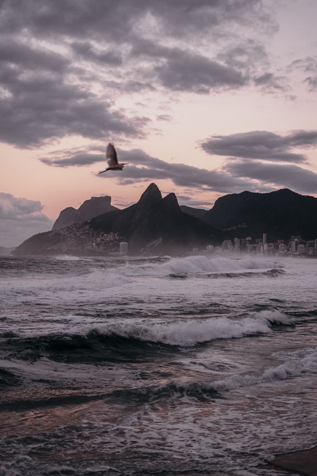 Entardecer em Ipanema com o Morro Dois Irmãos