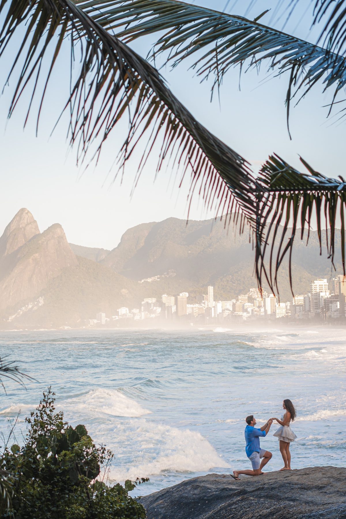Mayra e Jason no Arpoador, com o Morro Dois Irmãos ao fundo