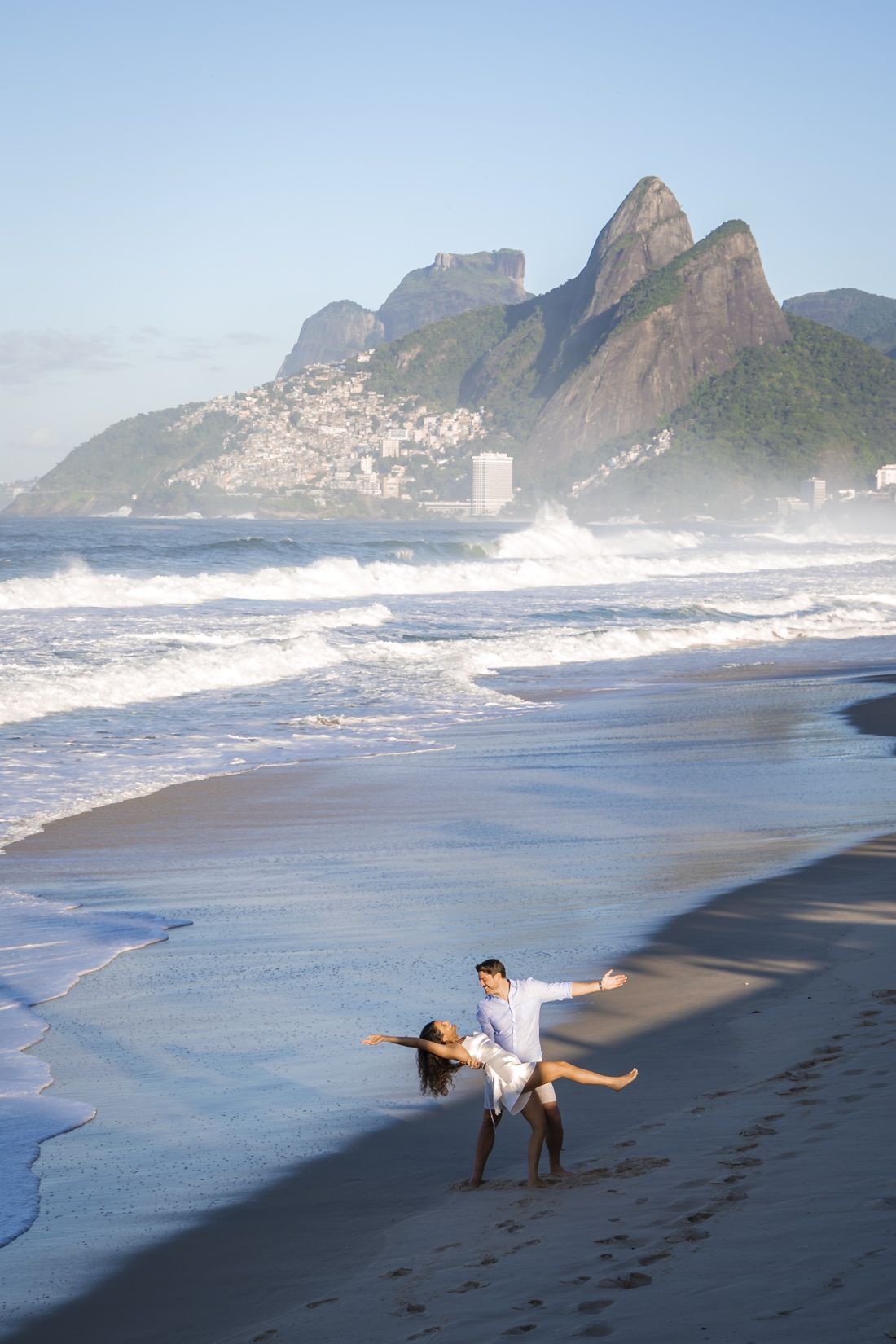 Mayra e Jason dançando na praia de Ipanema