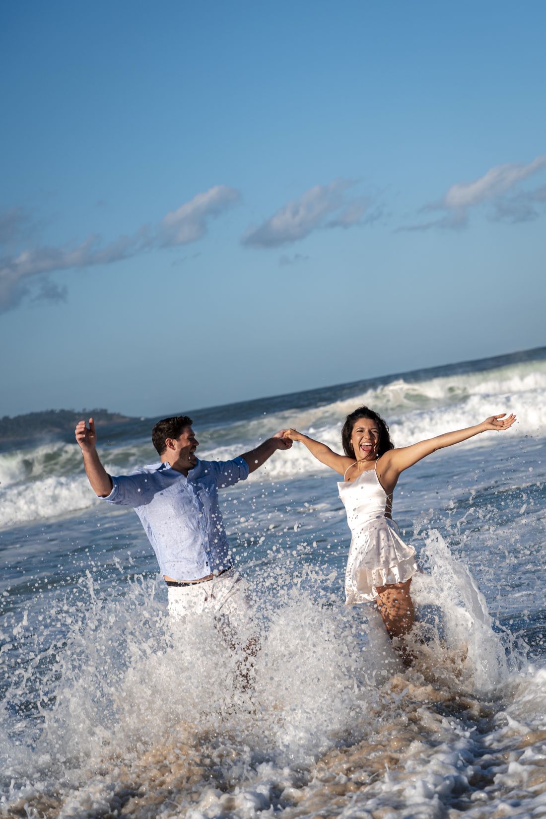 Mayra e Jason correndo nas ondas