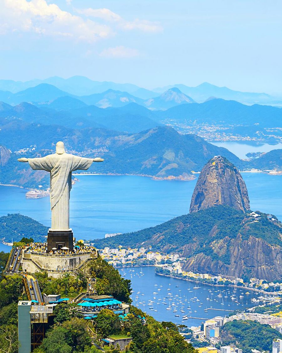 Cristo Redentor com vista para o Pão de Açúcar e a Baía de Guanabara