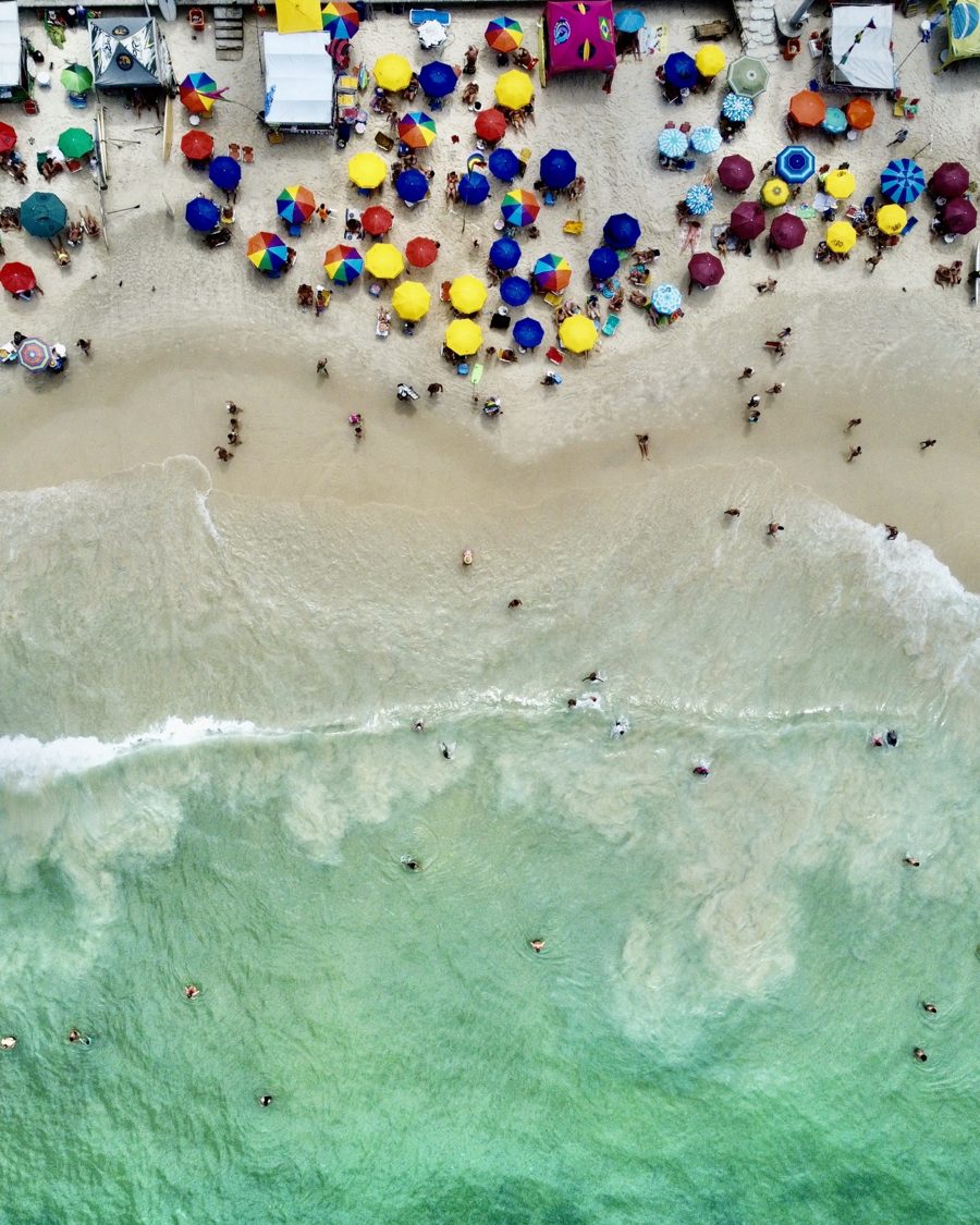 Guarda-sóis coloridos e o calçadão de Copacabana vistos de cima