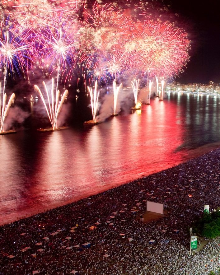 Fogos de Réveillon sobre a praia de Copacabana