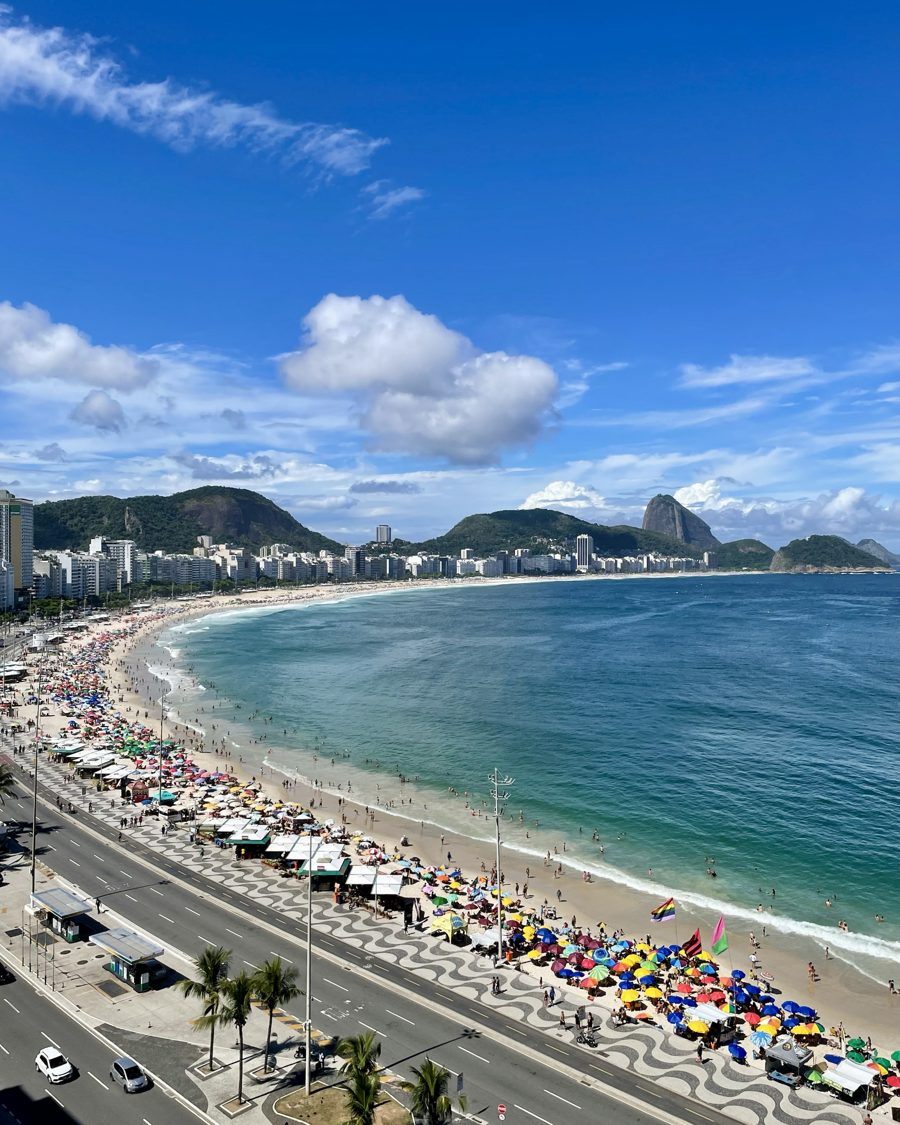 Praia de Copacabana com o Pão de Açúcar ao fundo