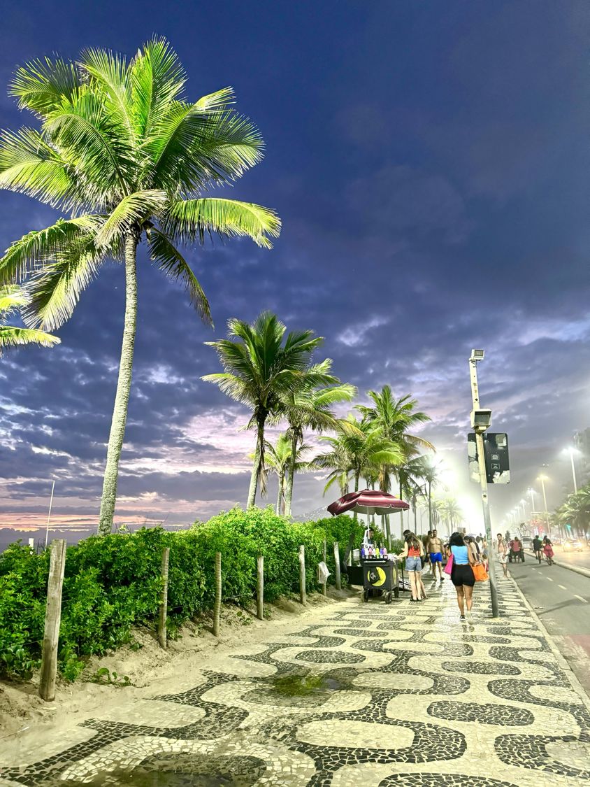 Calçadão de Ipanema ao anoitecer